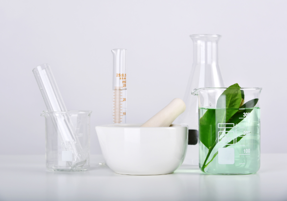 کنترل کیفی دقیق مواد اولیه و محصولات نهایی در آزمایشگاه های مجهز شیمیایی و میکروبی آویژه دارو